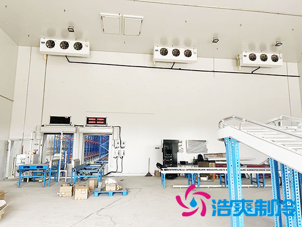 　　建一個(gè)300平方米的冷庫(kù)需多少錢？冷庫(kù)是一種專門用作存儲(chǔ)冷凍、冷藏食品的裝置，有普遍的運(yùn)用場(chǎng)景，包含食品、醫(yī)學(xué)、化工等行業(yè)。當(dāng)下隨著社會(huì)的不斷發(fā)展，越來越多的產(chǎn)業(yè)已經(jīng)起考量規(guī)劃自己的冷庫(kù)，以符合日益增長(zhǎng)的市場(chǎng)需求。  　　首先，我們需認(rèn)識(shí)冷庫(kù)建造規(guī)劃的基本上流程。冷庫(kù)建造規(guī)劃需進(jìn)行選址、設(shè)計(jì)、施工等多個(gè)環(huán)節(jié)，而冷庫(kù)施工包含土建工程、設(shè)備、管道等，每一個(gè)環(huán)節(jié)都會(huì)影響到冷庫(kù)造價(jià)成本的變化。  　　其次，冷庫(kù)假造規(guī)劃的費(fèi)用受很多原因的影響。主要原因是選址和設(shè)計(jì)。選取適當(dāng)?shù)膱?chǎng)地和恰當(dāng)?shù)脑O(shè)計(jì)方案，不僅可減少冷庫(kù)的建造規(guī)劃費(fèi)用，而且可提升冷庫(kù)的運(yùn)行效能。此外，冷庫(kù)建造規(guī)模、裝置選型、材料品質(zhì)等方面也會(huì)導(dǎo)致冷庫(kù)假造規(guī)劃費(fèi)用的變動(dòng)。  　　確切到規(guī)劃建造一個(gè)300平方米的冷庫(kù)，我們可根據(jù)知識(shí)測(cè)量出一個(gè)大致的規(guī)劃建造費(fèi)用。根據(jù)市場(chǎng)行情和相關(guān)經(jīng)驗(yàn)，一個(gè)300平方米的冷庫(kù)需大約270,000元左右。其中，土建工程費(fèi)用約占30%至40%，設(shè)備費(fèi)用約占50%至60%，管道、電器材料等其他費(fèi)用約占10%至20%。  　　此外，由于冷庫(kù)設(shè)備和管道需專業(yè)安裝調(diào)試，人工成本也需計(jì)算在內(nèi)。按工程造價(jià)比率合算，工程建設(shè)的人工成本約占施工總耗資的10%。  　　一般來說，修建一個(gè)300平方米的冷庫(kù)的費(fèi)用約為270,000元，僅供參考，實(shí)際造價(jià)根據(jù)具體冷庫(kù)工程項(xiàng)目進(jìn)行核算。精準(zhǔn)投入費(fèi)用需根據(jù)選址、設(shè)計(jì)、數(shù)量、設(shè)備選型、材料品質(zhì)等方面綜合性考量和檢驗(yàn)。在冷庫(kù)建造規(guī)劃步驟之中，企業(yè)可選取自行建造規(guī)劃，也可委派專業(yè)冷庫(kù)建設(shè)公司規(guī)劃設(shè)計(jì)建造。  　　冷庫(kù)建造規(guī)劃費(fèi)用只是一個(gè)初始投資。隨著冷庫(kù)的運(yùn)轉(zhuǎn)和維護(hù)，還需考量運(yùn)營(yíng)費(fèi)用、維護(hù)費(fèi)用和設(shè)備更換費(fèi)用。因此，企業(yè)在展開冷庫(kù)建造規(guī)劃決策時(shí)，需展開充分的前期考察和調(diào)研評(píng)估，以保證冷庫(kù)建造規(guī)劃的投入能真正產(chǎn)生平穩(wěn)、長(zhǎng)期的經(jīng)濟(jì)效益。  　　以上就是300平方米冷庫(kù)造價(jià)費(fèi)用的詳細(xì)介紹，相信您看完一定對(duì)此有了更加深入的了解，如果您近期有此類冷庫(kù)建造的需求，歡迎咨詢浩爽制冷（400-861-7579）。本公司深耕于制冷行業(yè)十余年，發(fā)展成從冷庫(kù)工程的EPC總包服務(wù)商，包含冷庫(kù)工程的設(shè)計(jì)、采購(gòu)、銷售、安裝為一體的綜合性服務(wù)公司；延伸至冷鏈項(xiàng)目前期的布局規(guī)劃、冷鏈項(xiàng)目升級(jí)改造、冷鏈行業(yè)復(fù)合型人才培養(yǎng)、輸出；冷鏈倉(cāng)儲(chǔ)的招商運(yùn)營(yíng)、售后服務(wù)等制冷領(lǐng)域的一體化方案集成商。
