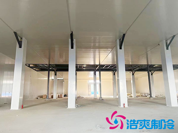 　　建一個(gè)300平方米的冷庫(kù)需多少錢？冷庫(kù)是一種專門用作存儲(chǔ)冷凍、冷藏食品的裝置，有普遍的運(yùn)用場(chǎng)景，包含食品、醫(yī)學(xué)、化工等行業(yè)。當(dāng)下隨著社會(huì)的不斷發(fā)展，越來越多的產(chǎn)業(yè)已經(jīng)起考量規(guī)劃自己的冷庫(kù)，以符合日益增長(zhǎng)的市場(chǎng)需求。  　　首先，我們需認(rèn)識(shí)冷庫(kù)建造規(guī)劃的基本上流程。冷庫(kù)建造規(guī)劃需進(jìn)行選址、設(shè)計(jì)、施工等多個(gè)環(huán)節(jié)，而冷庫(kù)施工包含土建工程、設(shè)備、管道等，每一個(gè)環(huán)節(jié)都會(huì)影響到冷庫(kù)造價(jià)成本的變化。  　　其次，冷庫(kù)假造規(guī)劃的費(fèi)用受很多原因的影響。主要原因是選址和設(shè)計(jì)。選取適當(dāng)?shù)膱?chǎng)地和恰當(dāng)?shù)脑O(shè)計(jì)方案，不僅可減少冷庫(kù)的建造規(guī)劃費(fèi)用，而且可提升冷庫(kù)的運(yùn)行效能。此外，冷庫(kù)建造規(guī)模、裝置選型、材料品質(zhì)等方面也會(huì)導(dǎo)致冷庫(kù)假造規(guī)劃費(fèi)用的變動(dòng)。  　　確切到規(guī)劃建造一個(gè)300平方米的冷庫(kù)，我們可根據(jù)知識(shí)測(cè)量出一個(gè)大致的規(guī)劃建造費(fèi)用。根據(jù)市場(chǎng)行情和相關(guān)經(jīng)驗(yàn)，一個(gè)300平方米的冷庫(kù)需大約270,000元左右。其中，土建工程費(fèi)用約占30%至40%，設(shè)備費(fèi)用約占50%至60%，管道、電器材料等其他費(fèi)用約占10%至20%。  　　此外，由于冷庫(kù)設(shè)備和管道需專業(yè)安裝調(diào)試，人工成本也需計(jì)算在內(nèi)。按工程造價(jià)比率合算，工程建設(shè)的人工成本約占施工總耗資的10%。  　　一般來說，修建一個(gè)300平方米的冷庫(kù)的費(fèi)用約為270,000元，僅供參考，實(shí)際造價(jià)根據(jù)具體冷庫(kù)工程項(xiàng)目進(jìn)行核算。精準(zhǔn)投入費(fèi)用需根據(jù)選址、設(shè)計(jì)、數(shù)量、設(shè)備選型、材料品質(zhì)等方面綜合性考量和檢驗(yàn)。在冷庫(kù)建造規(guī)劃步驟之中，企業(yè)可選取自行建造規(guī)劃，也可委派專業(yè)冷庫(kù)建設(shè)公司規(guī)劃設(shè)計(jì)建造。  　　冷庫(kù)建造規(guī)劃費(fèi)用只是一個(gè)初始投資。隨著冷庫(kù)的運(yùn)轉(zhuǎn)和維護(hù)，還需考量運(yùn)營(yíng)費(fèi)用、維護(hù)費(fèi)用和設(shè)備更換費(fèi)用。因此，企業(yè)在展開冷庫(kù)建造規(guī)劃決策時(shí)，需展開充分的前期考察和調(diào)研評(píng)估，以保證冷庫(kù)建造規(guī)劃的投入能真正產(chǎn)生平穩(wěn)、長(zhǎng)期的經(jīng)濟(jì)效益。  　　以上就是300平方米冷庫(kù)造價(jià)費(fèi)用的詳細(xì)介紹，相信您看完一定對(duì)此有了更加深入的了解，如果您近期有此類冷庫(kù)建造的需求，歡迎咨詢浩爽制冷（400-861-7579）。本公司深耕于制冷行業(yè)十余年，發(fā)展成從冷庫(kù)工程的EPC總包服務(wù)商，包含冷庫(kù)工程的設(shè)計(jì)、采購(gòu)、銷售、安裝為一體的綜合性服務(wù)公司；延伸至冷鏈項(xiàng)目前期的布局規(guī)劃、冷鏈項(xiàng)目升級(jí)改造、冷鏈行業(yè)復(fù)合型人才培養(yǎng)、輸出；冷鏈倉(cāng)儲(chǔ)的招商運(yùn)營(yíng)、售后服務(wù)等制冷領(lǐng)域的一體化方案集成商。